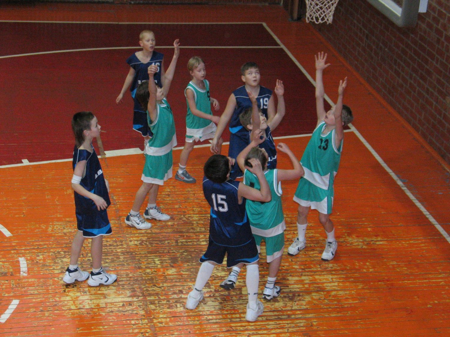 Jaunie spēlē basketbolu