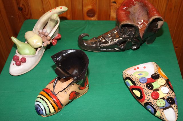Tukuma Mākslas skolas keramiķi izrāda pašu darinātos zābakus un kurpītes