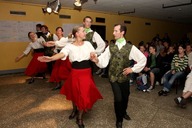 Latvieši, lietuvieši, čehi un ungāri draudzējas un dejo Tukumā