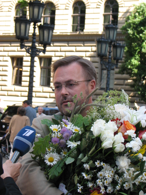 Pie Saiemas pulcējās aptuveni 1000 protestētāju