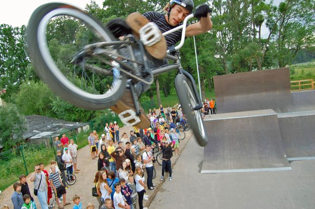 Skeitparkā līksmoja ekstrēmisti