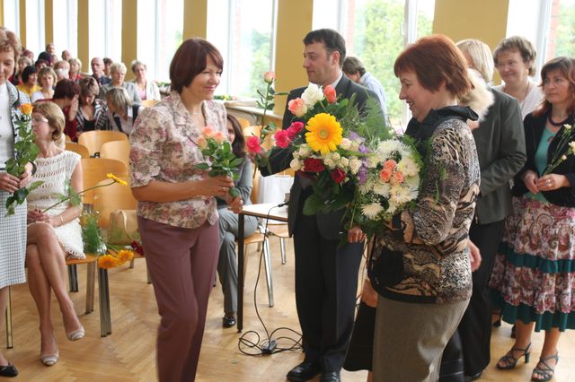 Ziedi un pateicības skolu vadītājiem