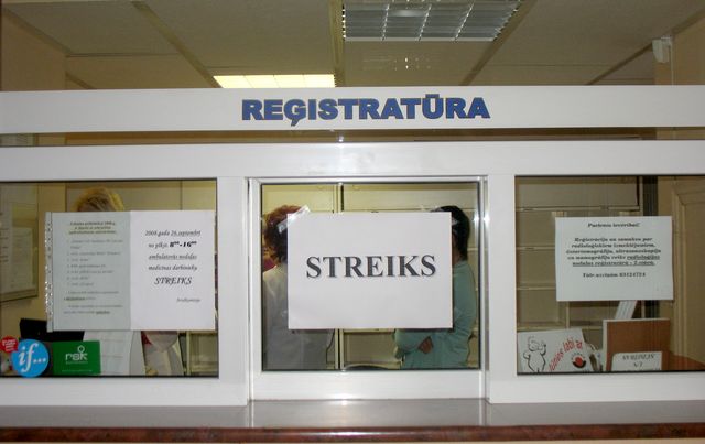 Mediķi, skolotāji un policisti cīnās par lielākām algām