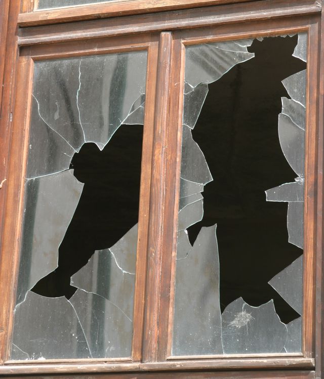 Par skolai izsistajiem logiem demolētājs samaksājis
