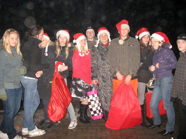 2. pamatskolas Rūķi iet ciemos ar dāvanu maisu…