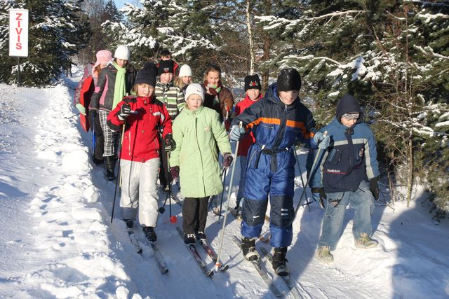 Lapmežciema pamatskola sporta stundās – uz slēpēm