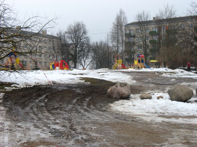 Ko darīt ar zālienu izbraukātājiem jeb būs vēl viens akmens