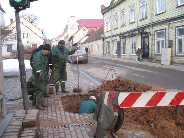 Lielā ielā plīsis ūdensvada atzars