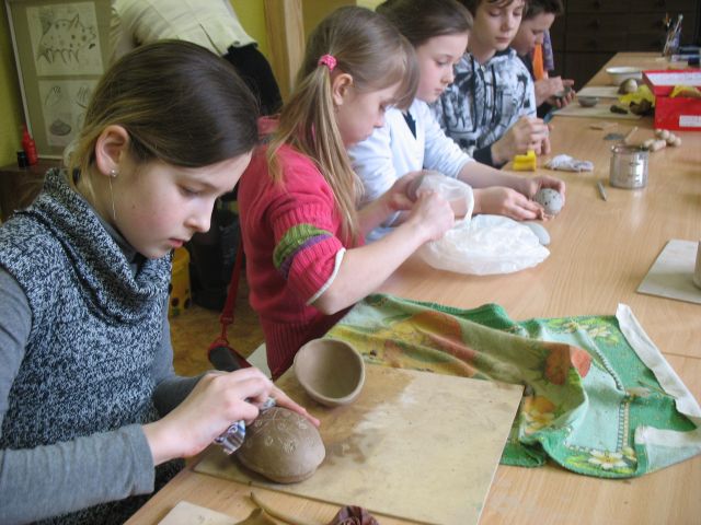Mākslas skolā top neparasti cietas un skaistas Lieldienu olas!