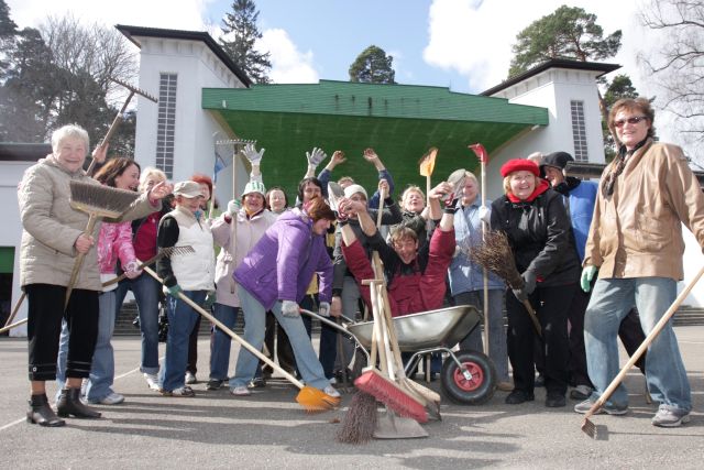 FOTO: Tukuma kultūras nama darbinieki sakopj Durbes estrādi