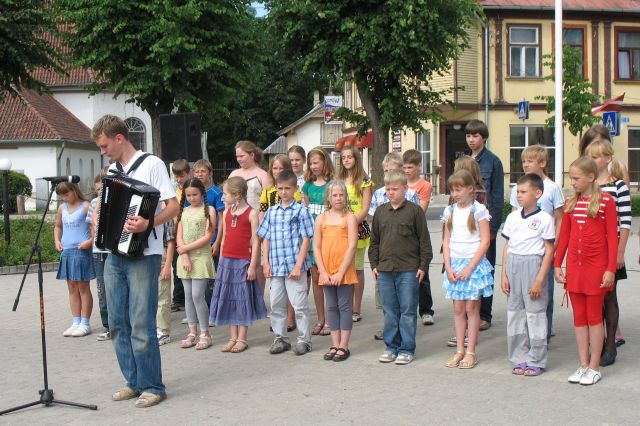 Iepriecina tukumniekus ar dziesmām poļu valodā