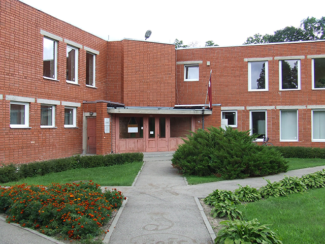 Slēdz Lestenes skolu