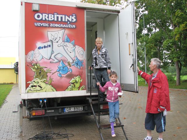 Zobu busiņš piestāj Cēres pamatskolā