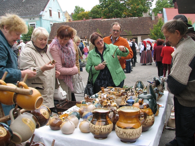 FOTO: Miķeļtirgus Kandavā šogad plašāks nekā citus gadus