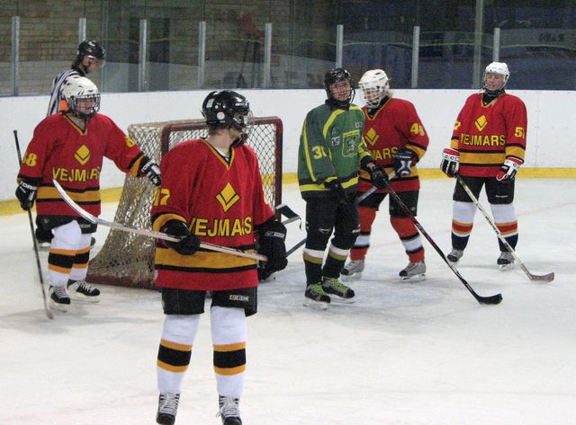 Hokejistēm – pirmā spēle