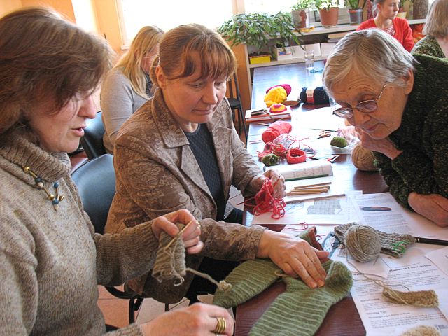 Kāpēc adīt ar piecām adatām, ja var ar vienu?