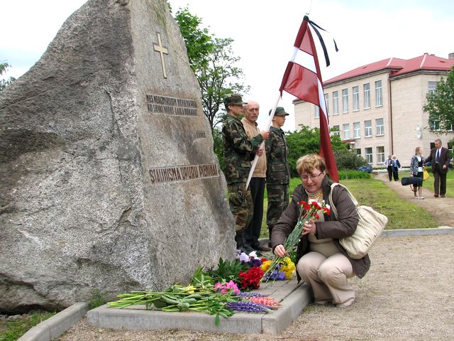 Kandavā piemin represijās cietušos