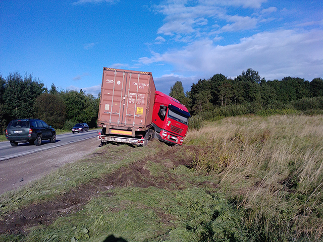 Kravas automašīna nobrauc no ceļa
