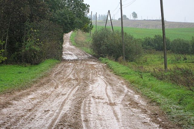 Rudeņos ceļi kļūst dubļaini