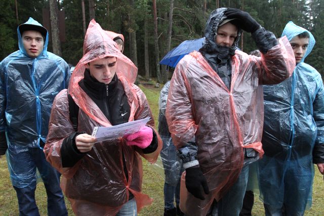 Jaunieši mēra internetu