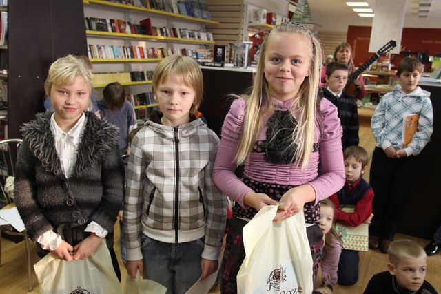 Skolēni grāmatnīcā lasa savu dzeju, pasaciņas un literārus sacerējumus