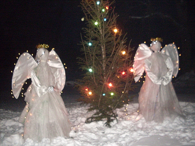 Arī Zemītes centrā spoži iemirdzējusies eglīte