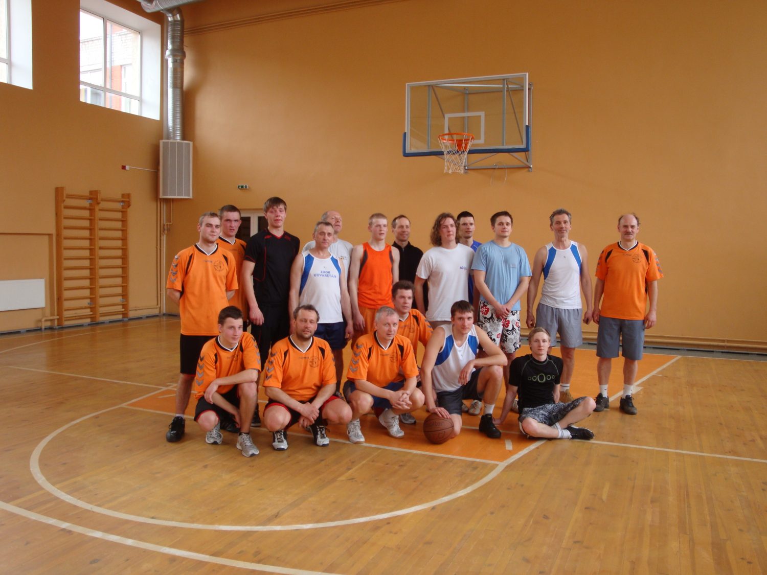 Orientieristi spēlē basketbolu