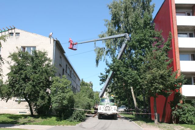Kurzemes ielas pirmajai daudzstāvu mājai – jauns jumts