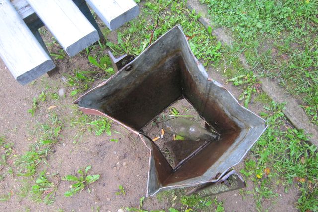 Par ilgstoši caurajām atkritumu urnām un citām problēmām