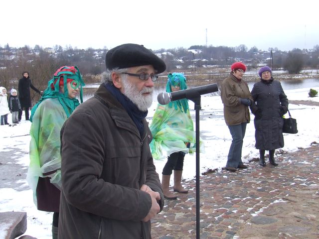 Kandavā atklāj skulptūru zivīm