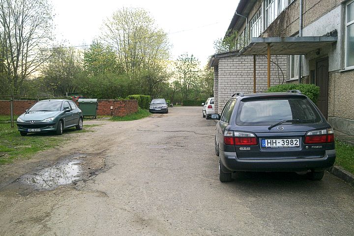 Vai automašīnām jābraukā pa bērnudārzu?