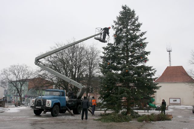 No Brīvības laukuma aizvāc Ziemassvētku egli