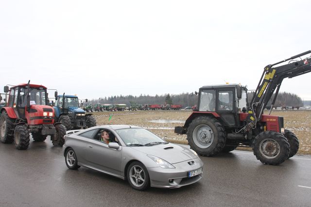 Ventspils šoseju Tukuma pievārtē nobloķē ap 100 traktoru