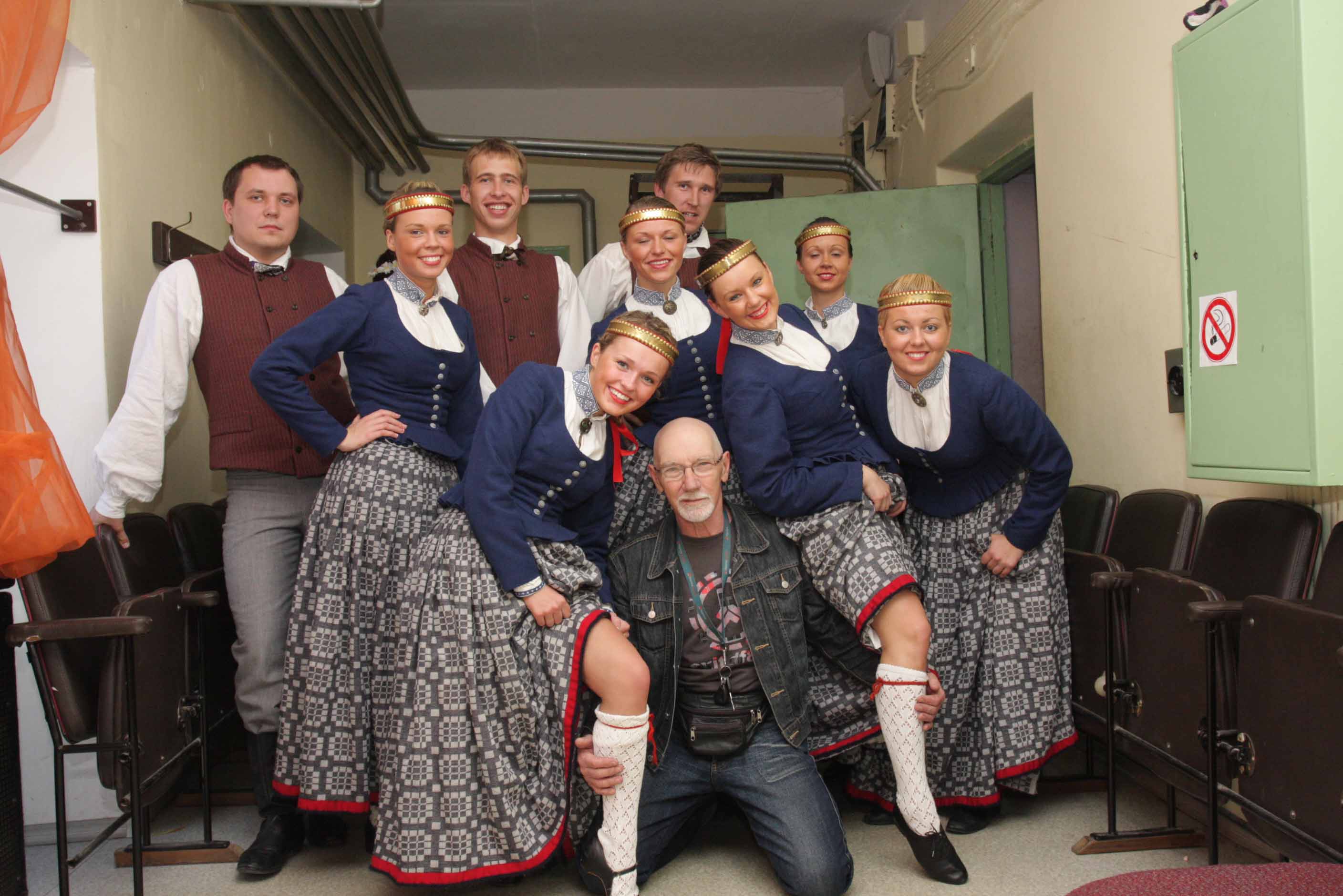 Dejotāji pošas Kurzemes novada deju svētkiem