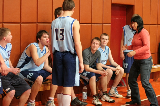 Jaunie basketbolisti sacenšas Tukumā