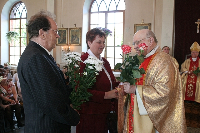 Tukumnieki sveic Katoļu draudzes mācītāju Albertu Buliņu viņa priesterības 50 gadu jubilejā