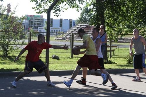 Turpinās Tukuma pilsētas atklātais čempionāts ielu basketbolā