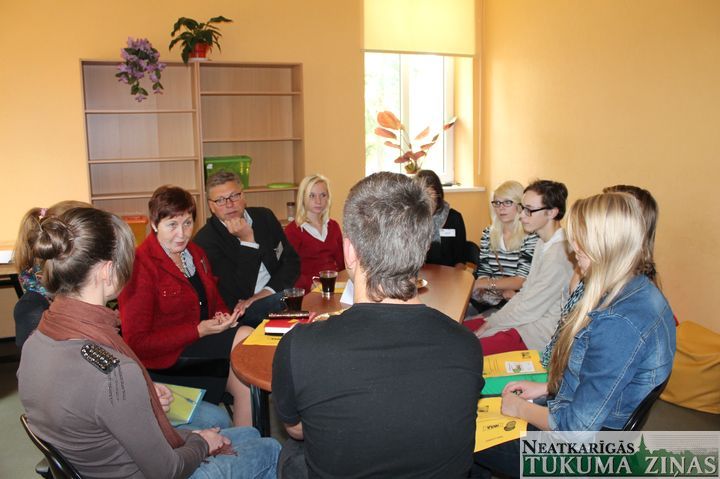 Kandavas jaunieši tiekas ar novada domes deputātiem