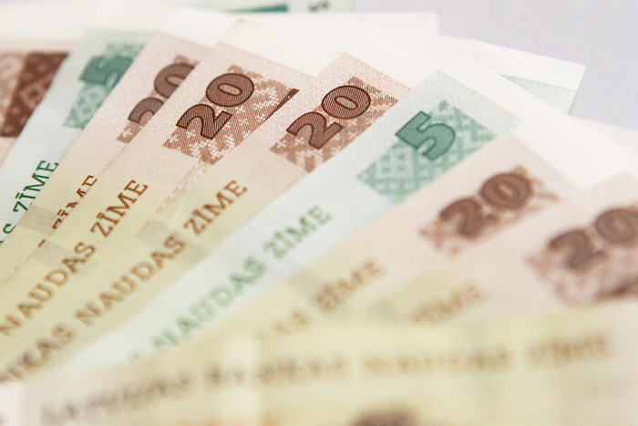 Puse Latvijas iedzīvotāju uzskata, ka minimālajai algai jābūt no 251 līdz 350 latiem