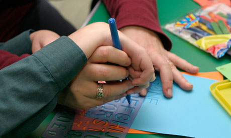 Bērnu invalīdu vecāki varēs vieglāk pieteikties priekšlaicīgai pensijai