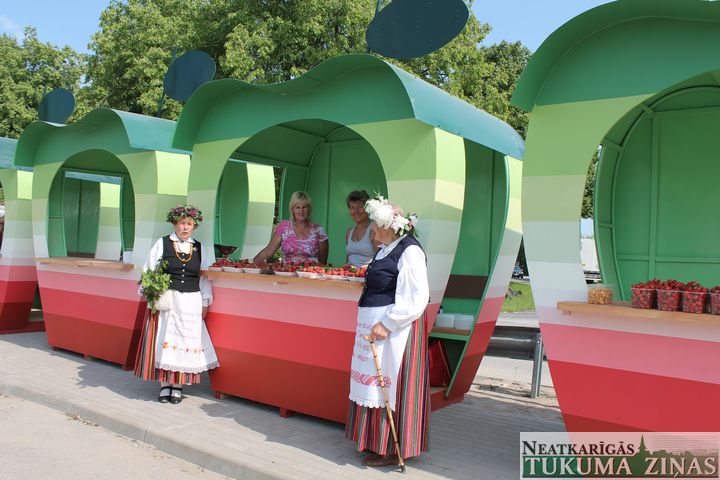 Jauni tirgus namiņi Pūres centrā