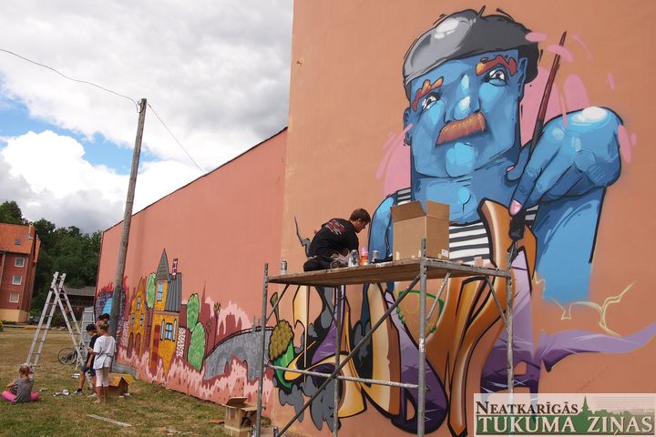 Kandavā mākslinieki veido grafiti sienu