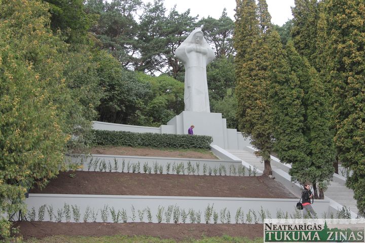 Pēc rekonstrukcijas atklāj piemiņas vietu Tukuma Kalna kapos /FOTO/