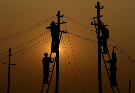 Vētra Latvijā bez elektrības atstājusi 100 000 mājsaimniecību