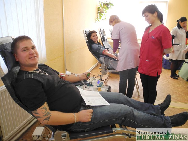 Donoru dienā Tukumā Zolitūdes traģēdijā cietušajiem nodoti 40 litri asiņu