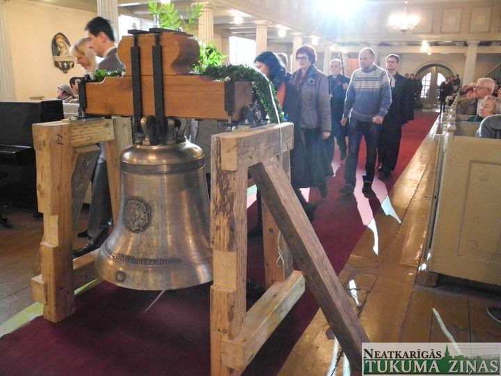 Iesvētīts jaunais Tukuma baznīcas zvans /FOTO/