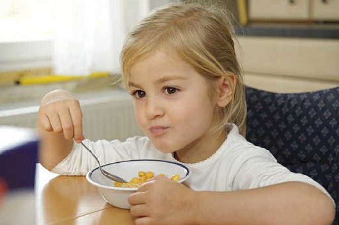 Pētījums skolās atklāj, ka meitenes biežāk ēd putras nekā zēni