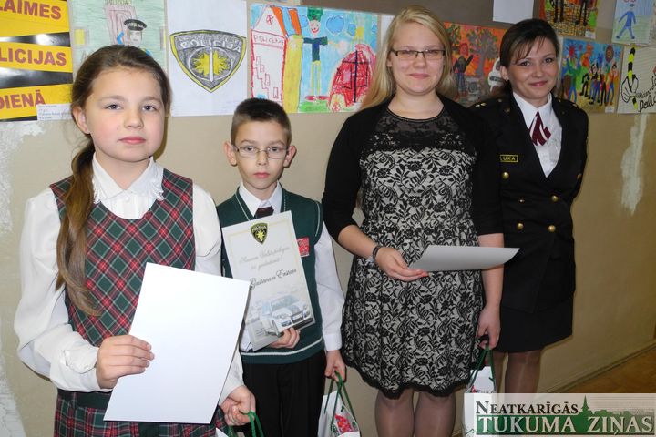Bērni ar zīmējumiem sveic policiju dzimšanas dienā /FOTO/