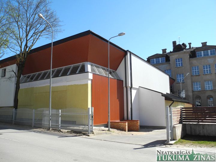 Tukuma ģimnāzijas sporta zāli pabeigs laikā; piešķir papildu finansējumu sportošanai ledus hallē