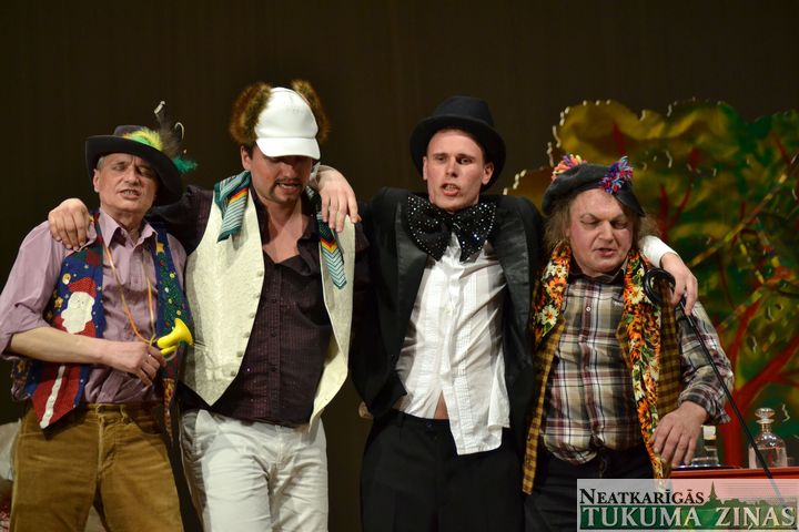 Slampes teātris Lieldienas sagaida ar pirmizrādi /FOTO/